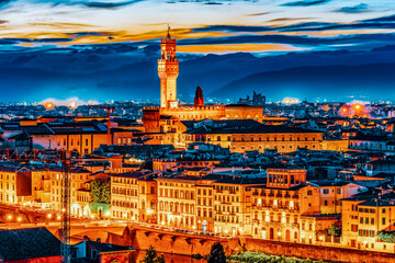 Obraz premium Palace Vecchio (Palazzo Vecchio) in Piazza della Signoria, built in 1299-1314 ,one of the most famous buildings of the city. Night time. Italy.