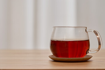 リビングで過ごす午後_紅茶とクッキーと観葉植物