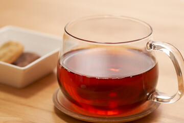 リビングで過ごす午後_紅茶とクッキーと観葉植物