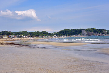 鎌倉由比ヶ浜の空に浮かぶ白い雲