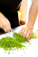 ネギを切る調理師の手元