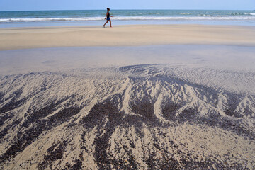 波で模様ができた由比ガ浜の波打ち際
