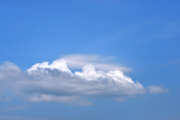 真っ青な空に浮かぶ真っ白な雲