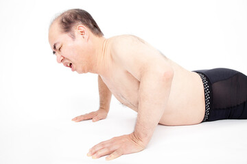 Obraz premium 腕立て伏せをするメタボ男性