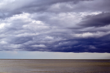 Fototapeta premium Weather before the rain on the sea.