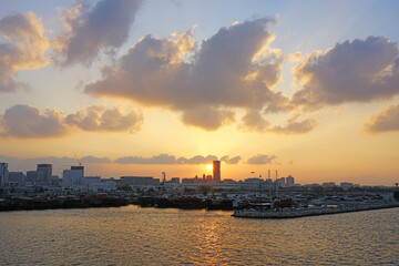 Naklejka premium Sunset view of the bay and the old skyline in Doha, Qatar