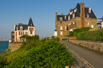 Fototapeta na wymiar Beach, cliff and villa des Roches Brunes in Dinard, Brittany, France