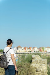 Mujer con mochila mirando el paisaje