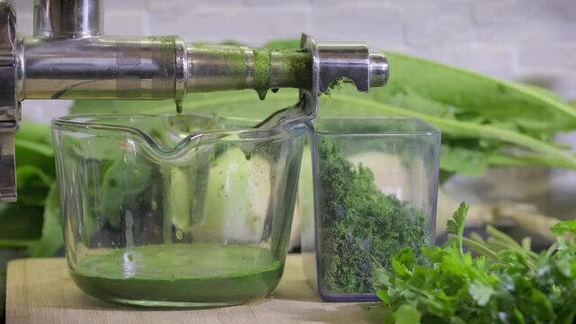 Pumping green juice in a low-speed mechanical pressing machine