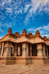 Obraz premium vithala temple hampi ruins antique stone art from unique angle with amazing blue sky