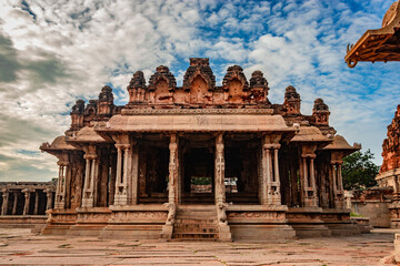 Obraz premium vithala temple hampi ruins antique stone art from unique angle with amazing blue sky
