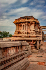 Obraz premium stone chariot the antique stone art piece from unique angle with amazing blue sky at hampi