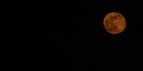 Lune orange de nuit 