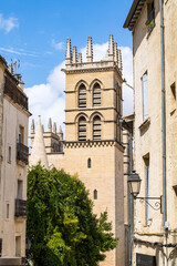 Fototapeta na wymiar Gros plan sur la cathédrale Saint-Pierre de Montpellier et ses clochers (Occitanie, France)