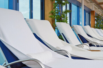 Elegante Balkon- oder Loungemöbel auf Pooldeck von Kreuzfahrtschiff - Deck chairs and sun loungers...