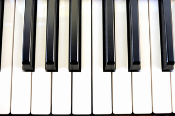 Naklejka premium Black and white synthesizer keys music playing piano top view