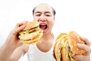 ハンバーガーを食べる中年男性