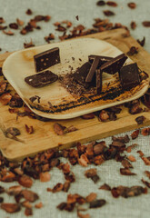 trozos de chocolate y cacao en el aire