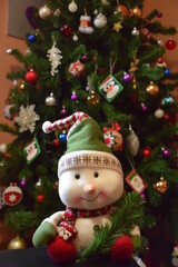 Muñeco de navidad, con árbol de navidad y adornos