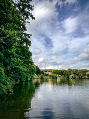 Fototapeta premium Ein düsterer Himmel über einem See
