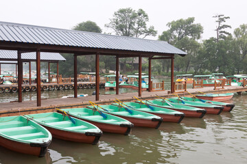 Fototapeta na wymiar small vessels arranged together in a lake, in the fall