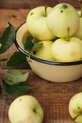 Delicious green apples with leaves on the table