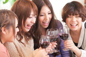 ワインで乾杯をする女性