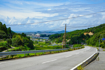 山あいの田園地帯とカーブをえがく道　高知県香南市
