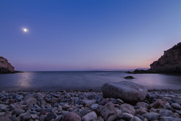 Fototapeta na wymiar Landscape of the sea and stones in the blue hour