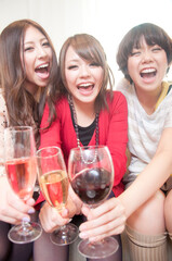 乾杯をする女性