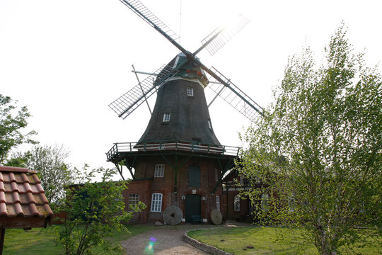 Galeriehollaender-Windmuehle  &bdquo;Hochzeitsmuehle Ursel&ldquo; ist eine Windmuehle in Dedesdorf-Eidewardenn. Cuxhaven, Niedersachsen, Deutschland, Europa