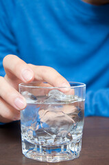 焼酎を飲む男性の手元