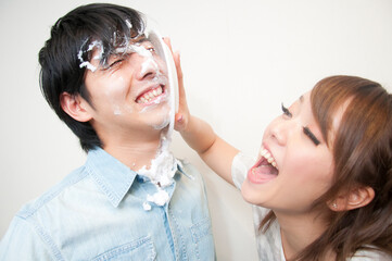 パイ投げをする男女