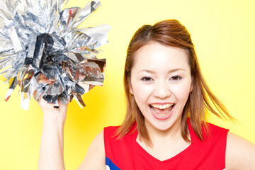 笑顔で応援するチアガール