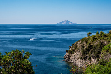 Isola d'Elba, vista su Montecristo