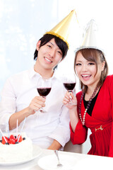 誕生日を祝うカップル