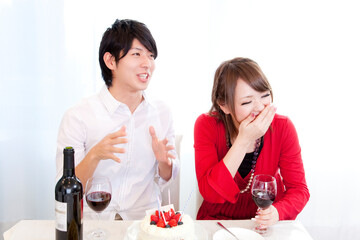 誕生日を祝うカップル