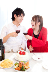 ワインで乾杯するカップル