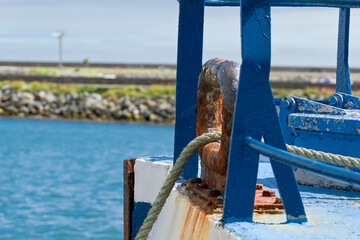 Obraz premium Harbor rope holding the ship