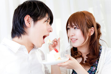 Obraz na płótnie Canvas ケーキを食べるカップル
