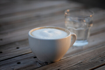 屋外のカフェでコーヒー