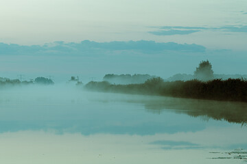 Obraz na płótnie Canvas Fog/Nebel in Kinderdijk Holland, Buchcover, romantisch schön