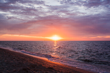 Obraz premium beautiful sunrise at sea with clouds