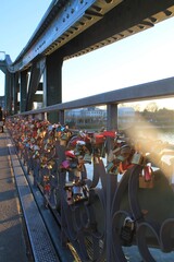 Obraz premium Padlcks chained in a bridge.