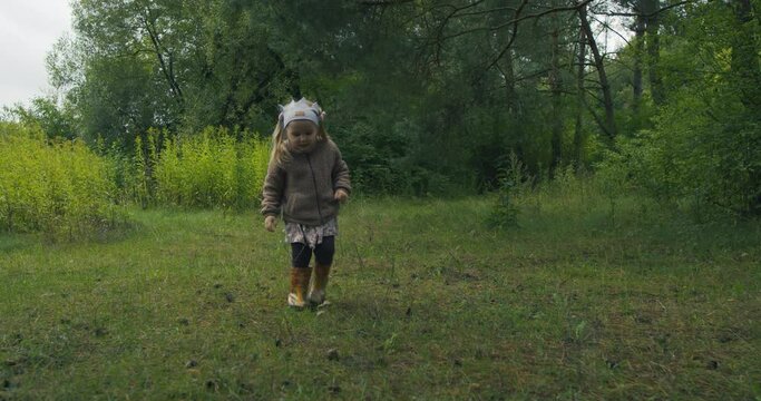 Dziewczynka znalazła coś w trawie