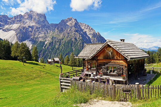 Eine Almhütte auf  den Rotwandwiesen in Südtirol