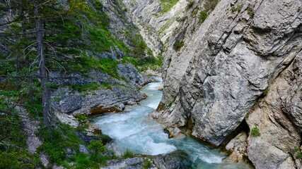 Wasser in den Alpen, Bäche und Flüsse im Hochgebirge