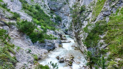 Wasser in den Alpen, Bäche und Flüsse im Hochgebirge