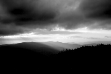 Czarno-biały krajobraz górski podczas pochmurnej pogody