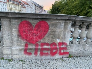 Herz und Liebe auf Brücke gemalt